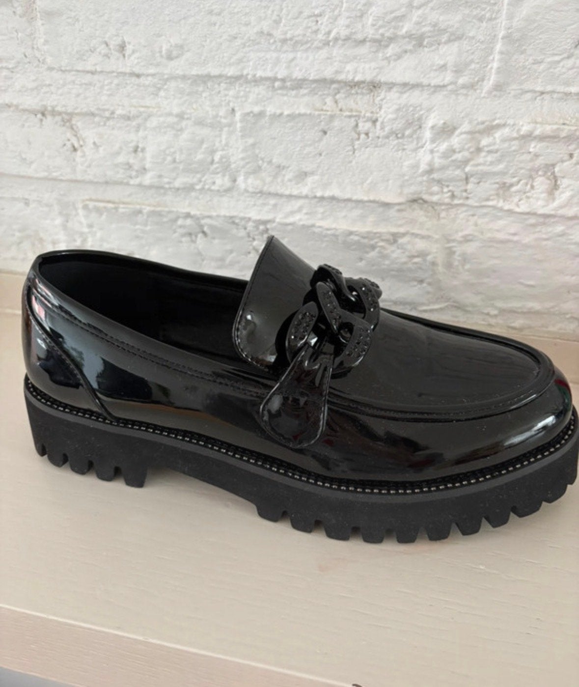 Zwarte lakleren instappers met kettingdetail, Kleding | Dames, Nieuw, Ophalen of Verzenden, Instappers, Zwart