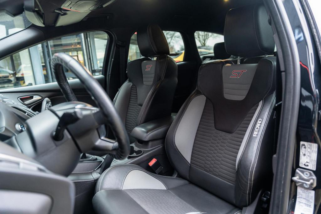 Ford Focus Wagon 2.0 EcoBoost ST-3 250 PK / 6 BAK / PARKEER, Euro 5, Gebruikt, 4 cilinders, Zwart