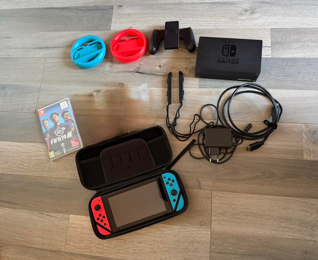 Nintendo Switch, Spelcomputers en Games, Spelcomputers | Nintendo Switch, Gebruikt, Switch Original, Met 2 controllers, Ophalen of Verzenden