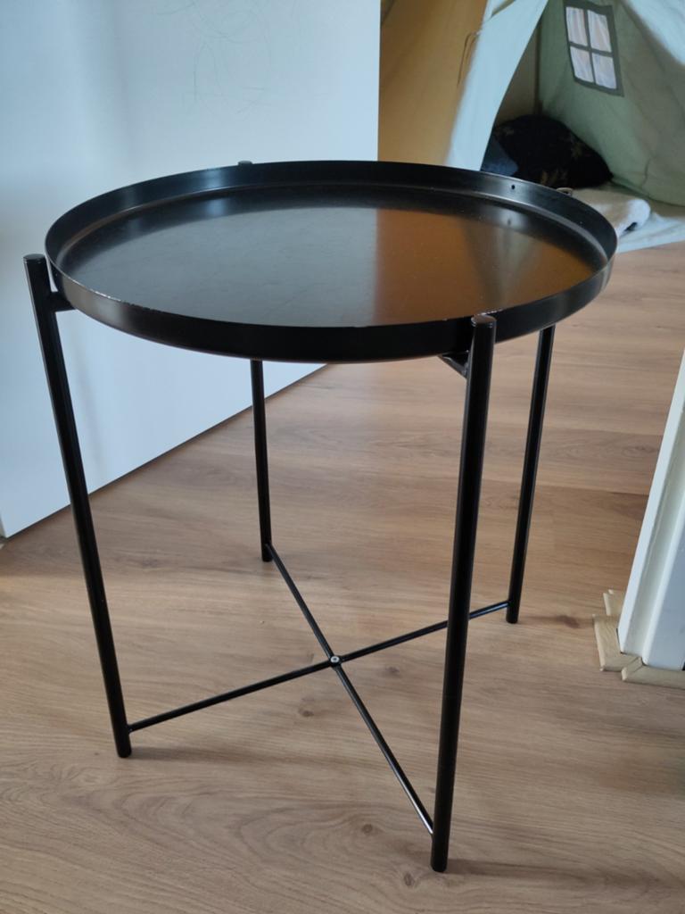 Zwart rond bijzettafeltje van IKEA, Huis en Inrichting, Tafels | Bijzettafels, Minder dan 55 cm, Gebruikt, Metaal of Aluminium