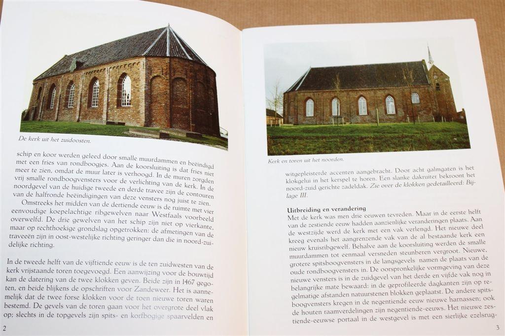De Kerk van Zandeweer — Gesigneerd Auteur & Fotograaf, Ophalen of Verzenden, Gelezen