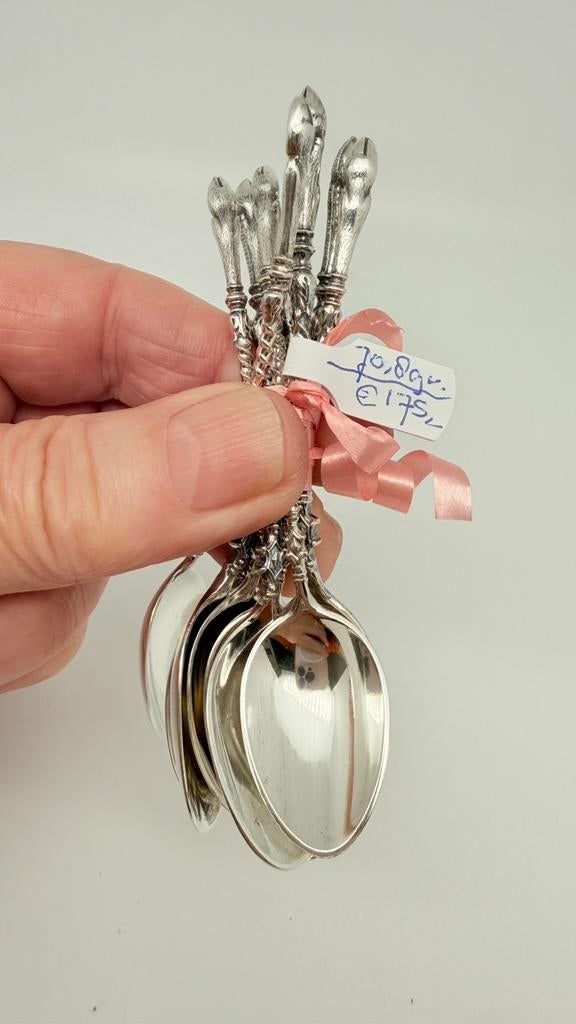 9 Zilveren mokkalepels. Model bokkepoot. Lengte: 9,3 cm., Antiek en Kunst, Verzenden, Zilver
