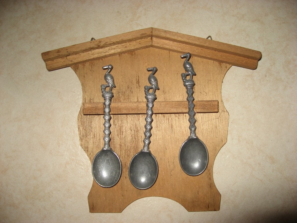 houten wandbordje met 3 tinnen ooievaarslepeltjes met merk, Verzenden
