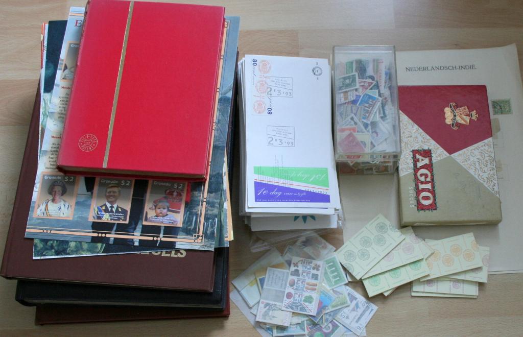 Partij met o.a. 4 insteekboeken, losse zegels en FDC's, Ophalen of Verzenden, Nederland en Buitenland