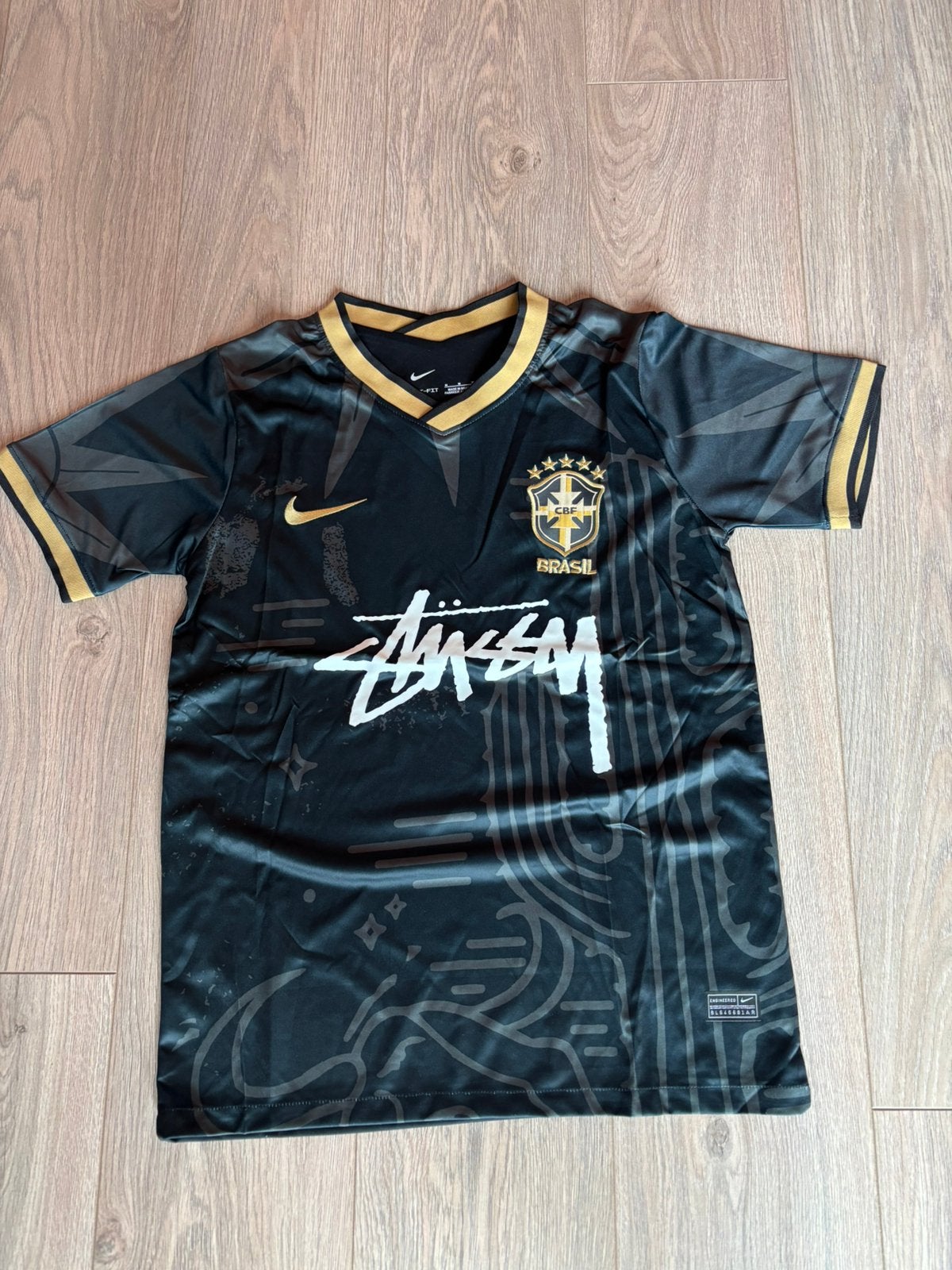 Voetbalshirt Brazilië zwart Stussy maat M beschikbaar, Maat 48/50 (M), Zwart, Nieuw, Ophalen of Verzenden