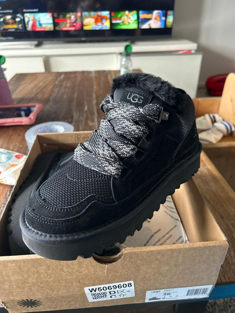 Nieuwe UGG schoenen maat 43 met extra veters, Kleding | Dames, Schoenen, Ophalen of Verzenden, Nieuw, Zwart, Lage of Enkellaarzen