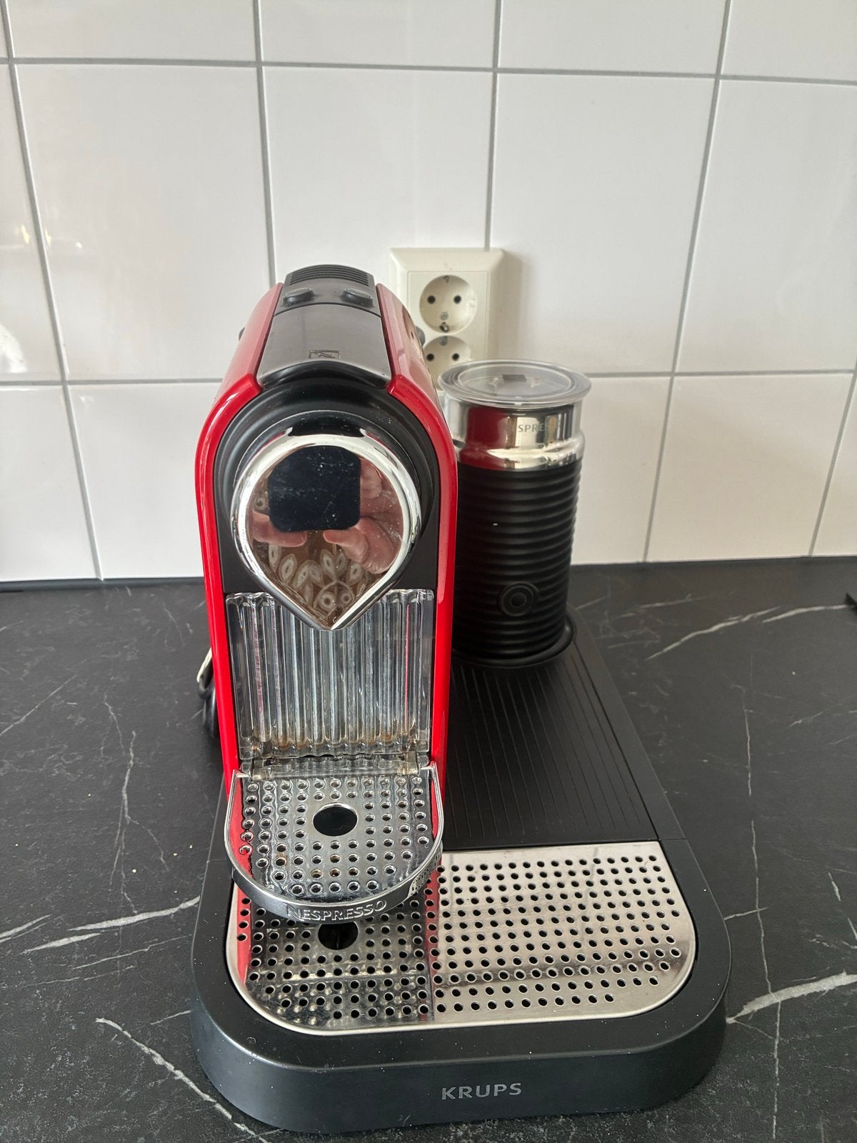 Nespresso Krups koffiezetapparaat met melkopschuimer, Espresso apparaat, Ophalen of Verzenden, Zo goed als nieuw, 1 kopje