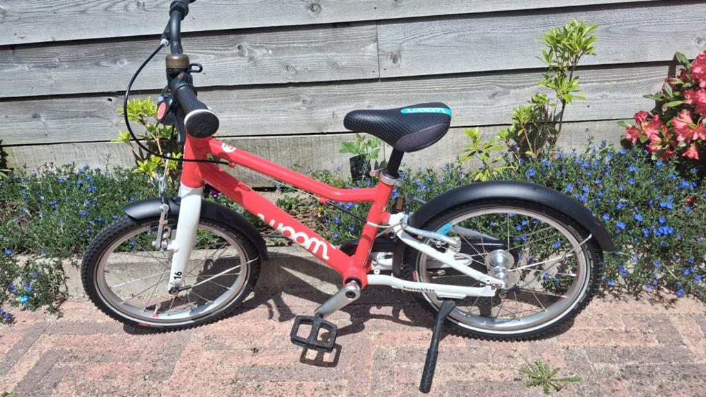 Rode Woom 3 fiets, 16 inch met spatborden, standaard en bel., Fietsen en Brommers, Ophalen, Velgrem, Woom, 16 tot 20 inch