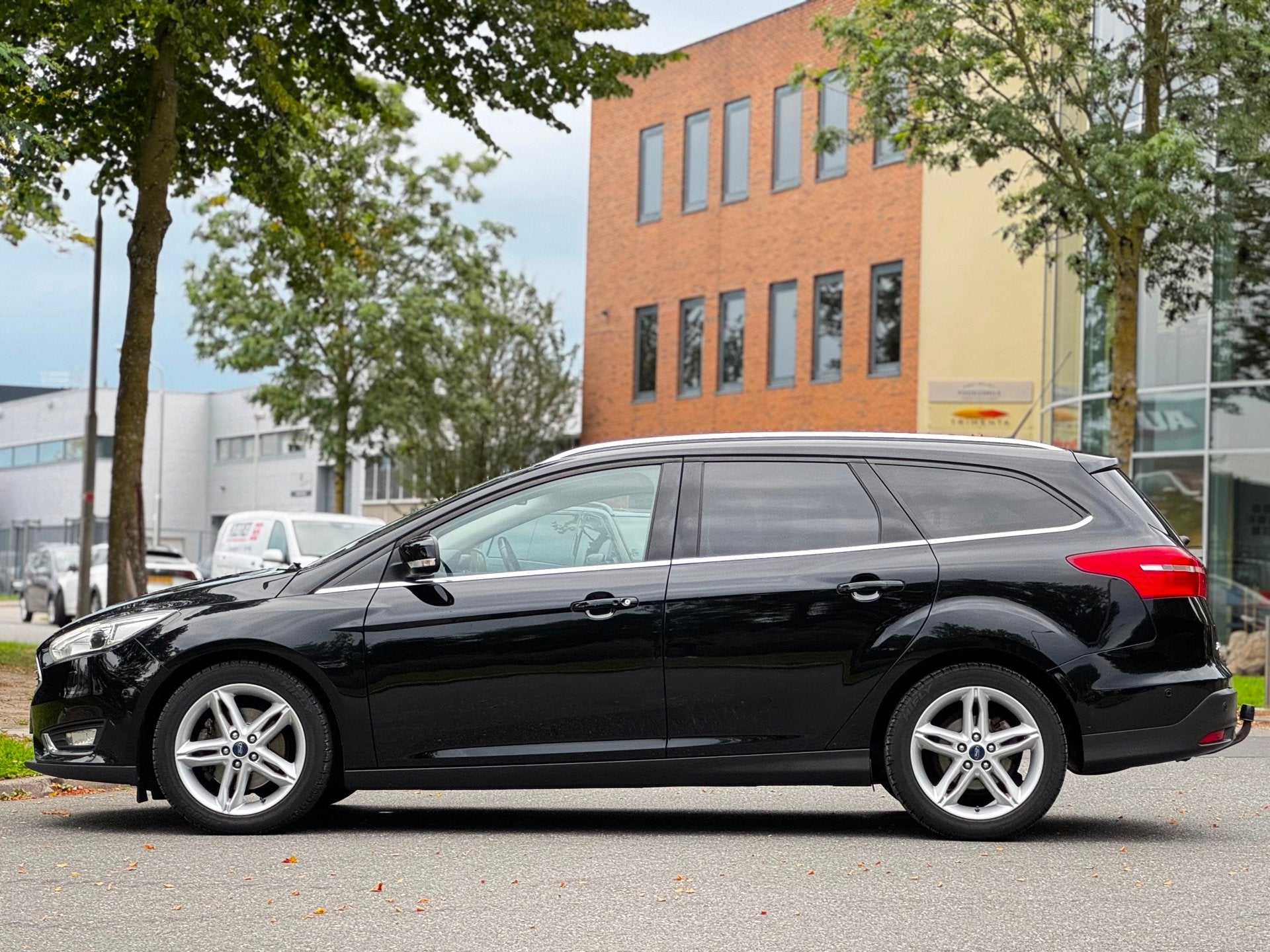 Ford Focus Wagon 1.5 Titanium|XENON|CAMERA|PSENSOR|HALFLEDER, Auto's, Dealer onderhouden, Euro 6, 4 cilinders, Zwart