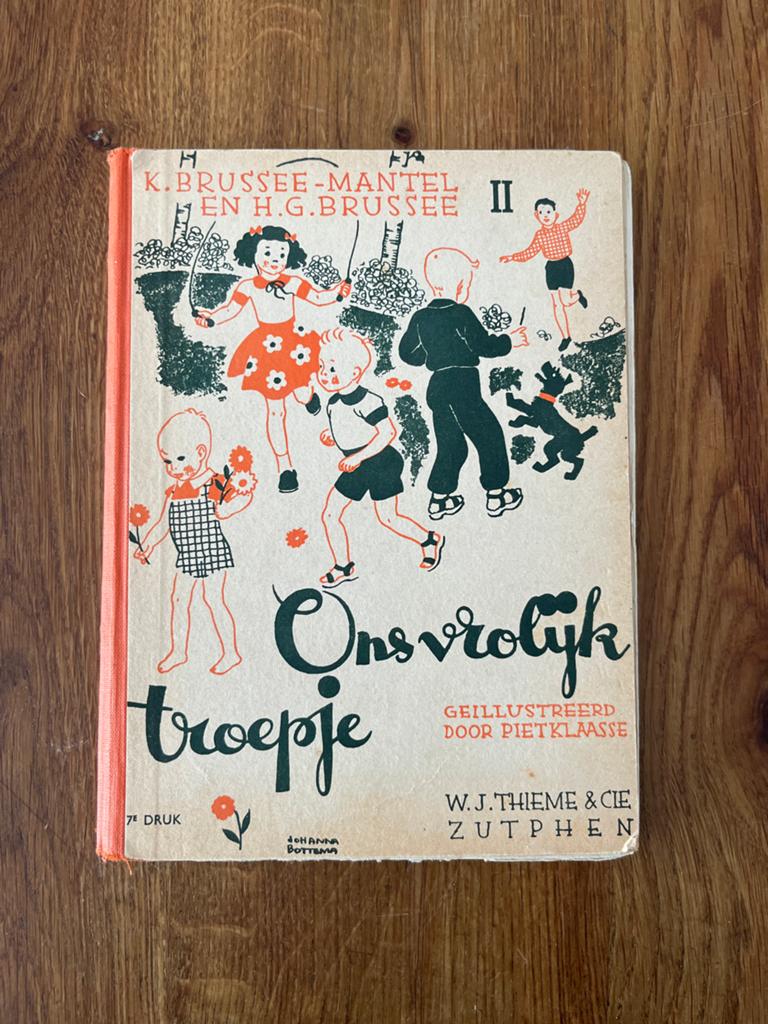Vintage Kinderboek: Ons Vrolijk Troepje - K. Brussee-Mantel, Ophalen of Verzenden, Gelezen, Fictie algemeen