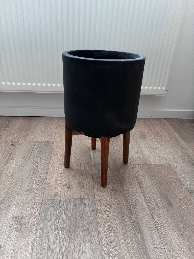 Plantenbak op houten pootjes – zwart, Ophalen, Gebruikt, Binnen, Rond