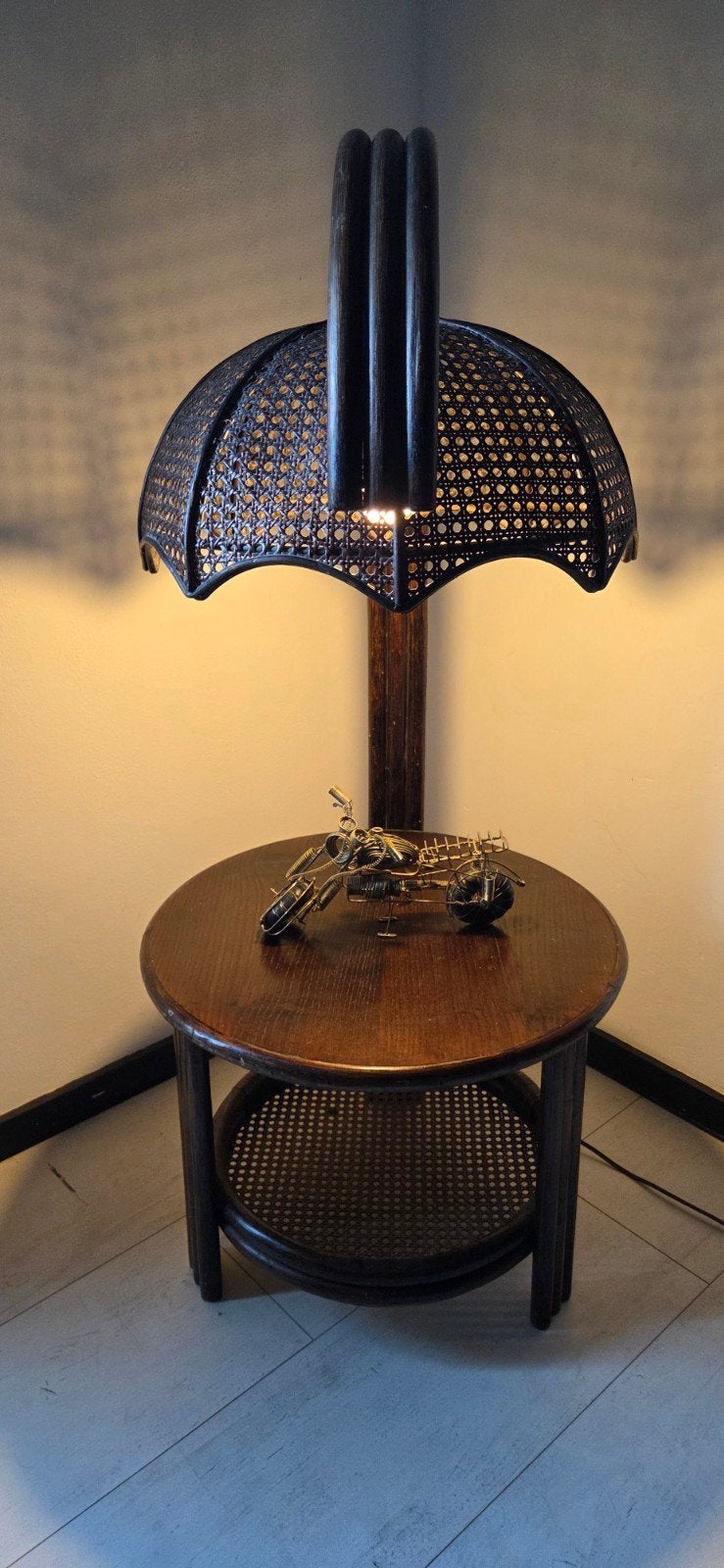 Vintage Veeloo rotan en bamboe bijzettafel met lamp, Ophalen