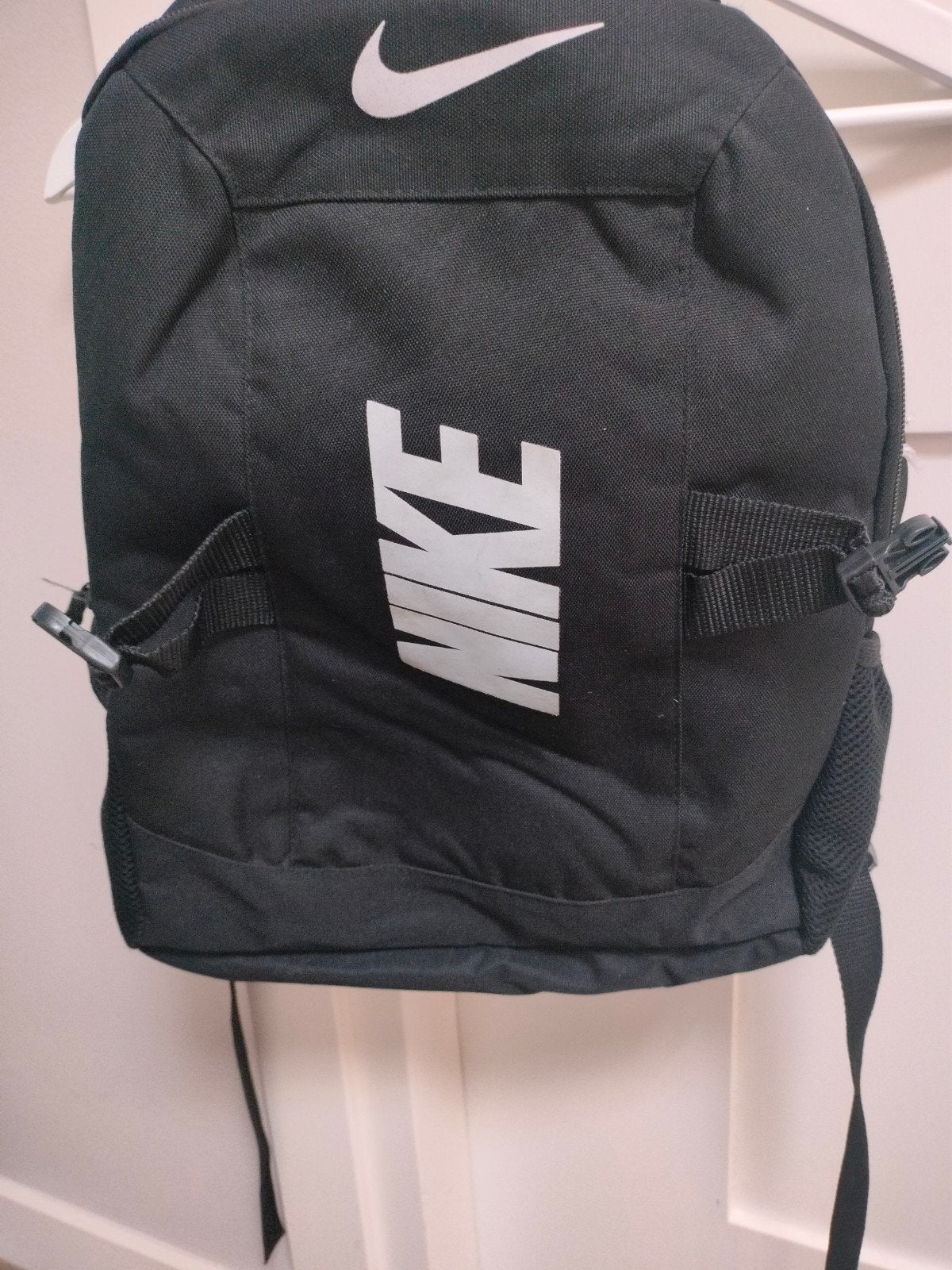 Nike rugzak - Zwart met wit logo en licht beschadigd, Ophalen, Gebruikt, 25 tot 40 cm, Overige merken
