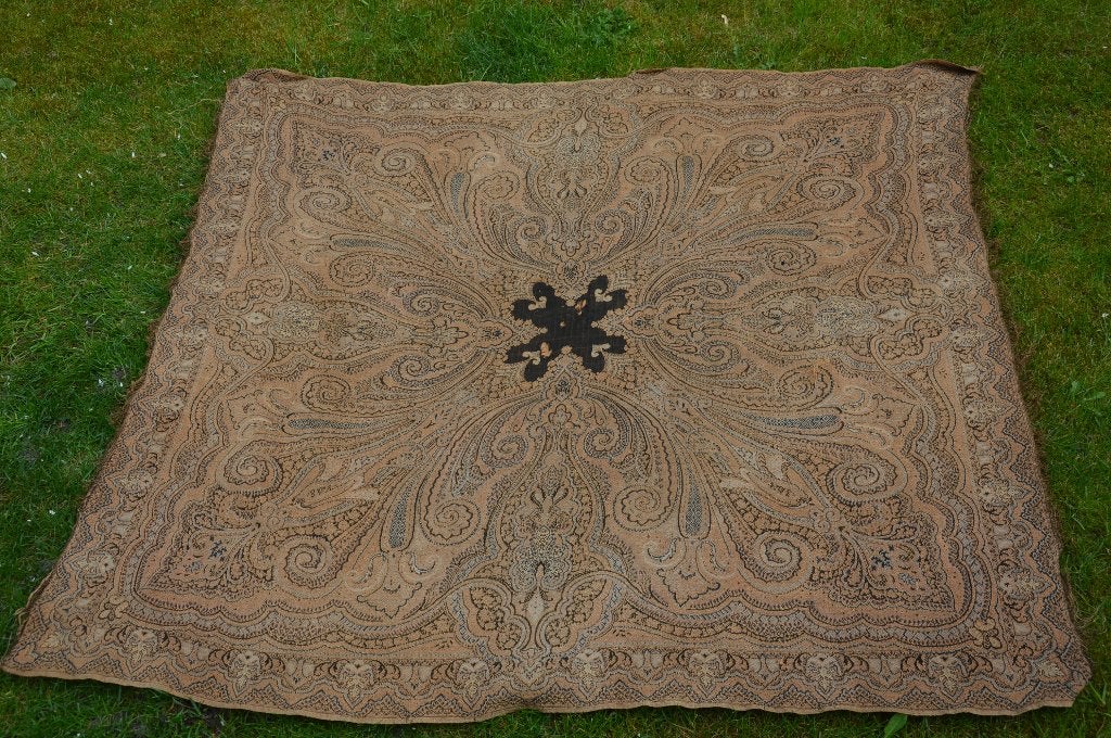 antiek worteldoek 135 cm bij 130 cm met franjes, Antiek en Kunst, Ophalen of Verzenden