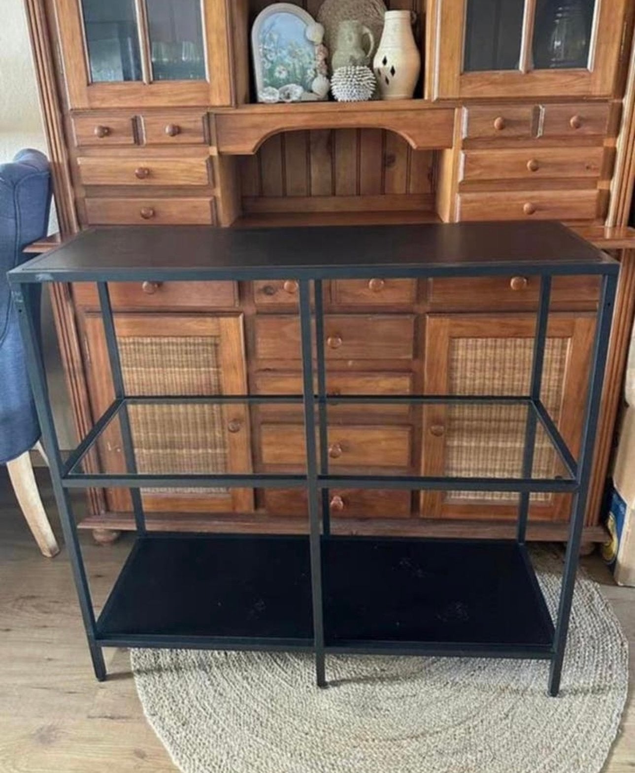 Moderne zwarte kast met glasplaat met veel opbergruimte, Huis en Inrichting, Kasten | Dressoirs, Ophalen