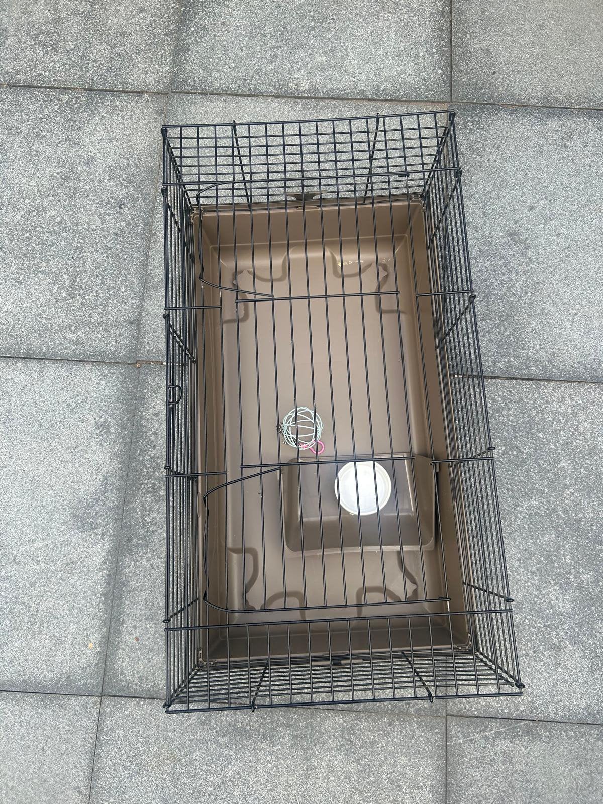 Cavia kooi met voerbakje en een hooibal, Kooi, Zo goed als nieuw, Cavia, Ophalen