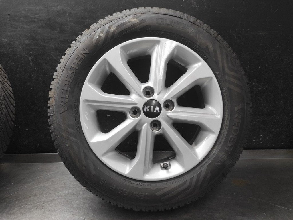 Velgen + banden Kia Stonic (185-65-R15), Gebruikt, 15 inch, Banden en Velgen, Personenwagen
