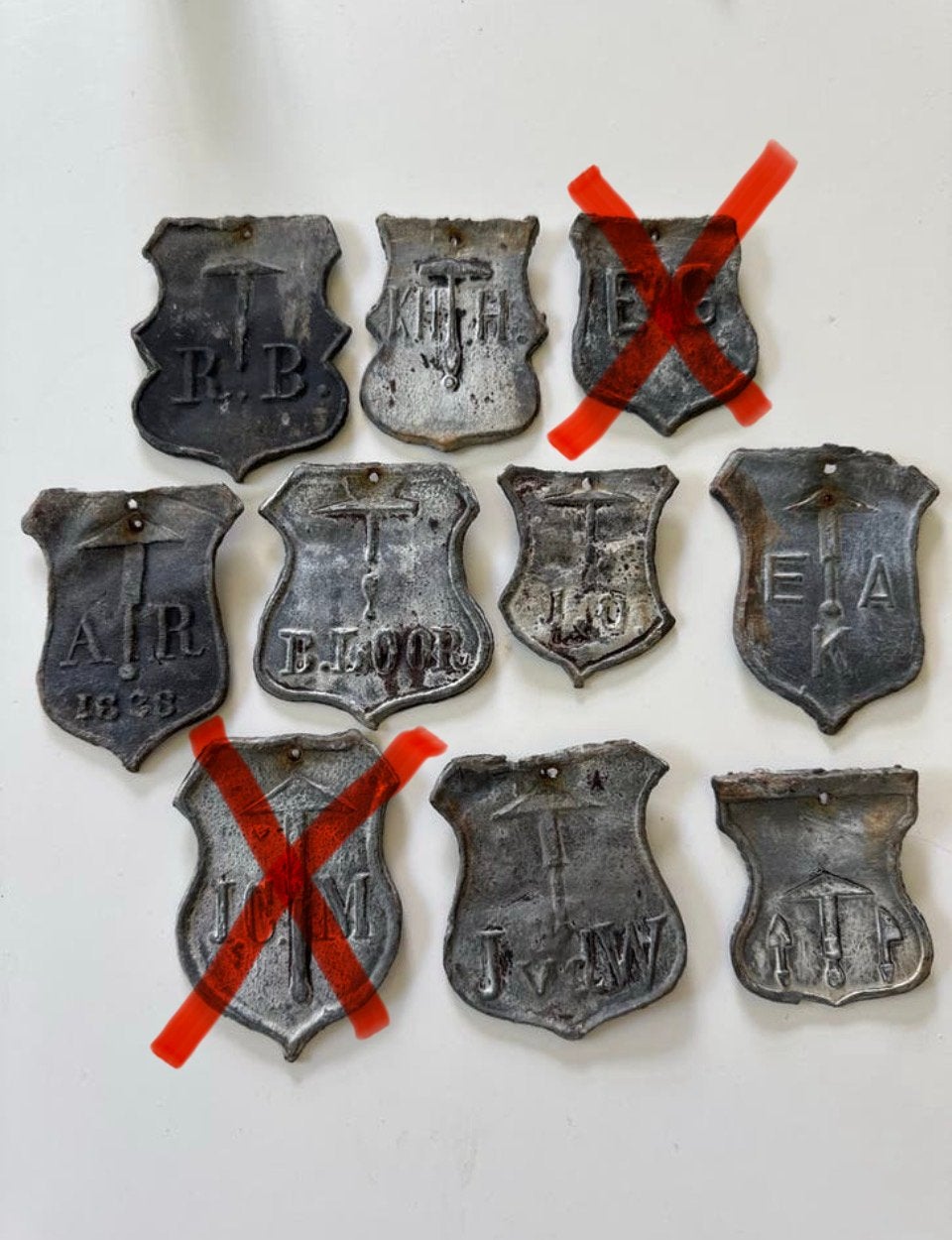 Antieke trotseerloodjes met Initialen en Jaartal, Ophalen of Verzenden