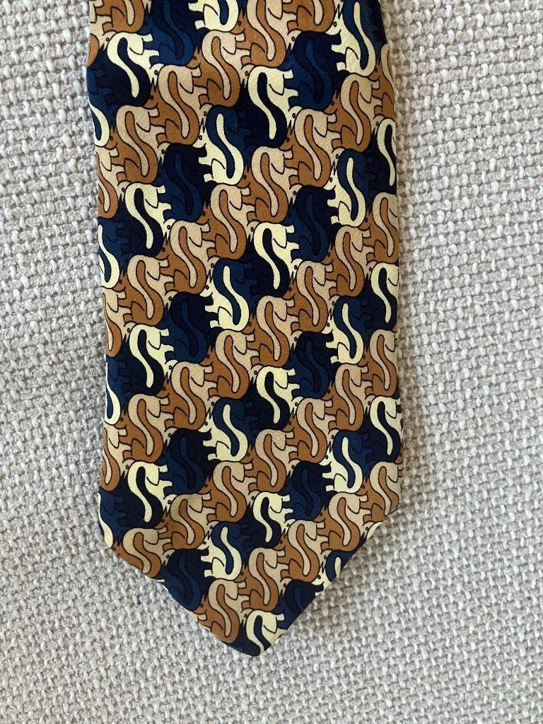 Escher zijden stropdas blauw bruin beige diermotief, Kleding | Heren, Stropdassen, Blauw, Ophalen of Verzenden, Zo goed als nieuw
