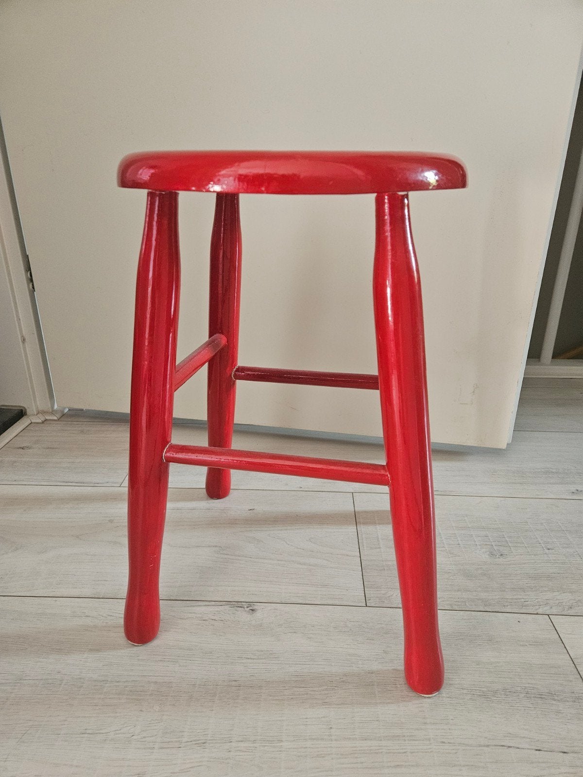 Rood geschilderde kruk - 102cm hoog, Huis en Inrichting, Ophalen, Gebruikt, Hout