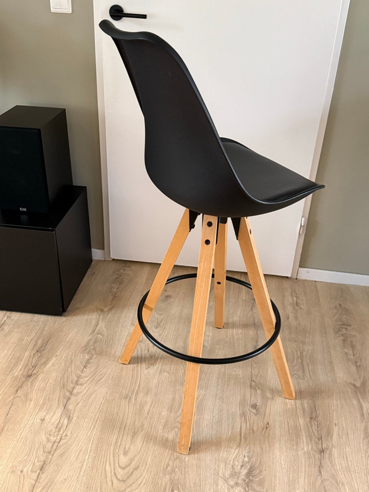 2 zwarte barkrukken met houten poten, Ophalen, Gebruikt, Met voetsteun, 90 cm of meer