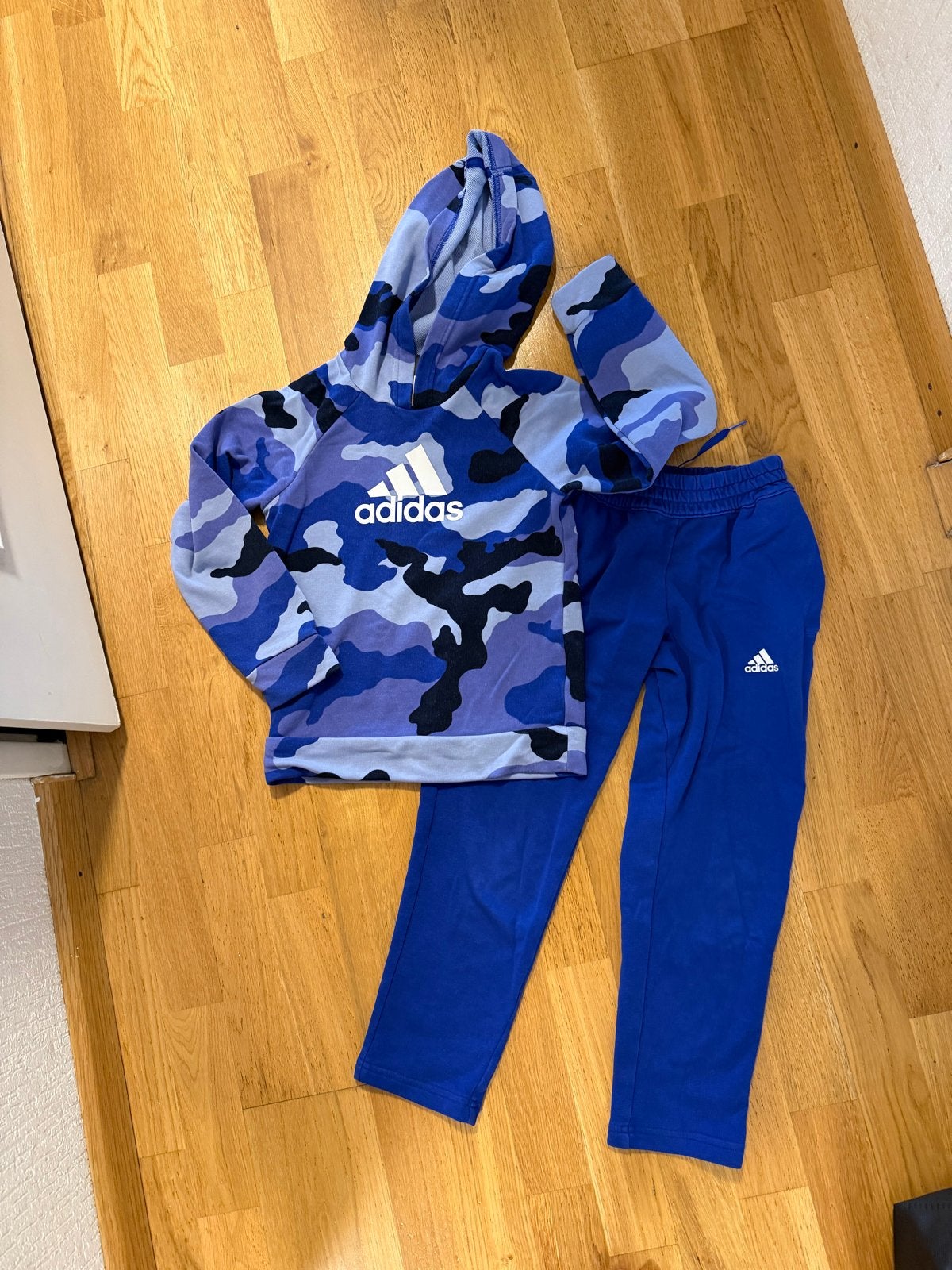 Adidas trainingspak blauw camouflage - maat 122, Ophalen, Zo goed als nieuw, Maat 140