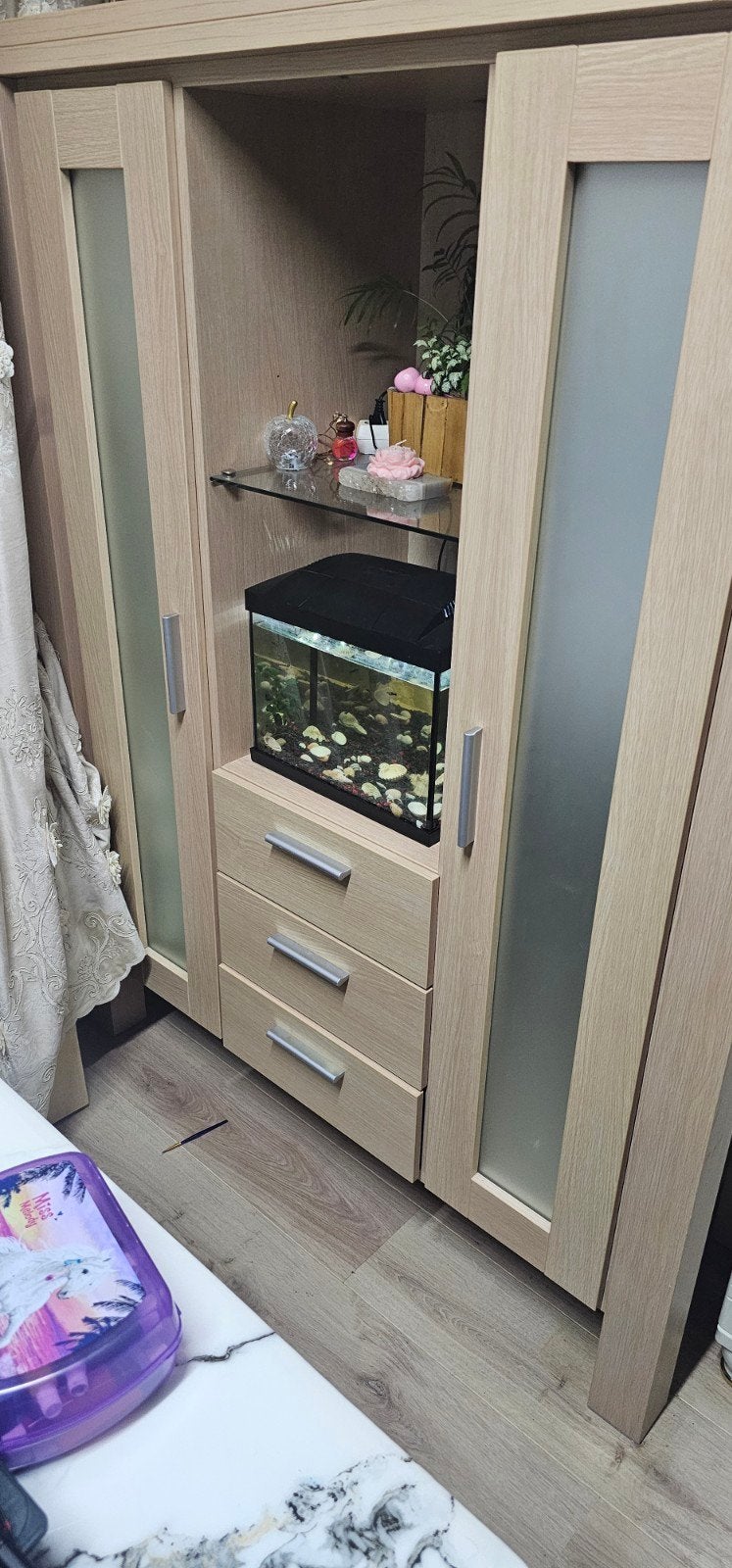 Moderne houten wandkast met glazen panelen en lades, Ophalen, Gebruikt, 100 tot 150 cm, Met lade(s)