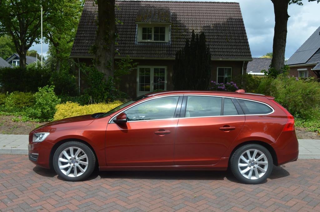 Volvo V60 2.0 D4 Summum ORG NL/NAP/trekhaak/leer, 1502 kg, 4 cilinders, Diesel, 168 €/maand