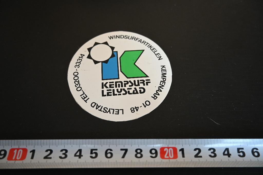 sticker Lelystad KEMPSURF Windsurfartikelen Kempenaar 01-48, Ophalen, Zo goed als nieuw, Sticker