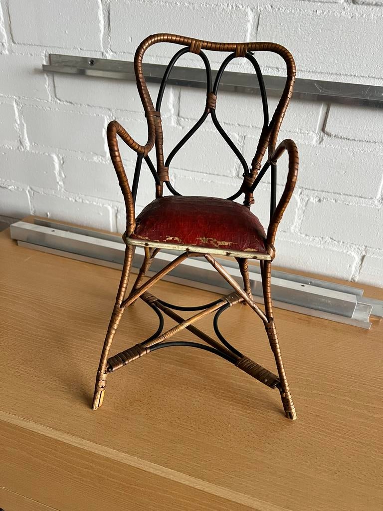 Vintage rotan miniatuur stoel met rood kussen, Ophalen of Verzenden