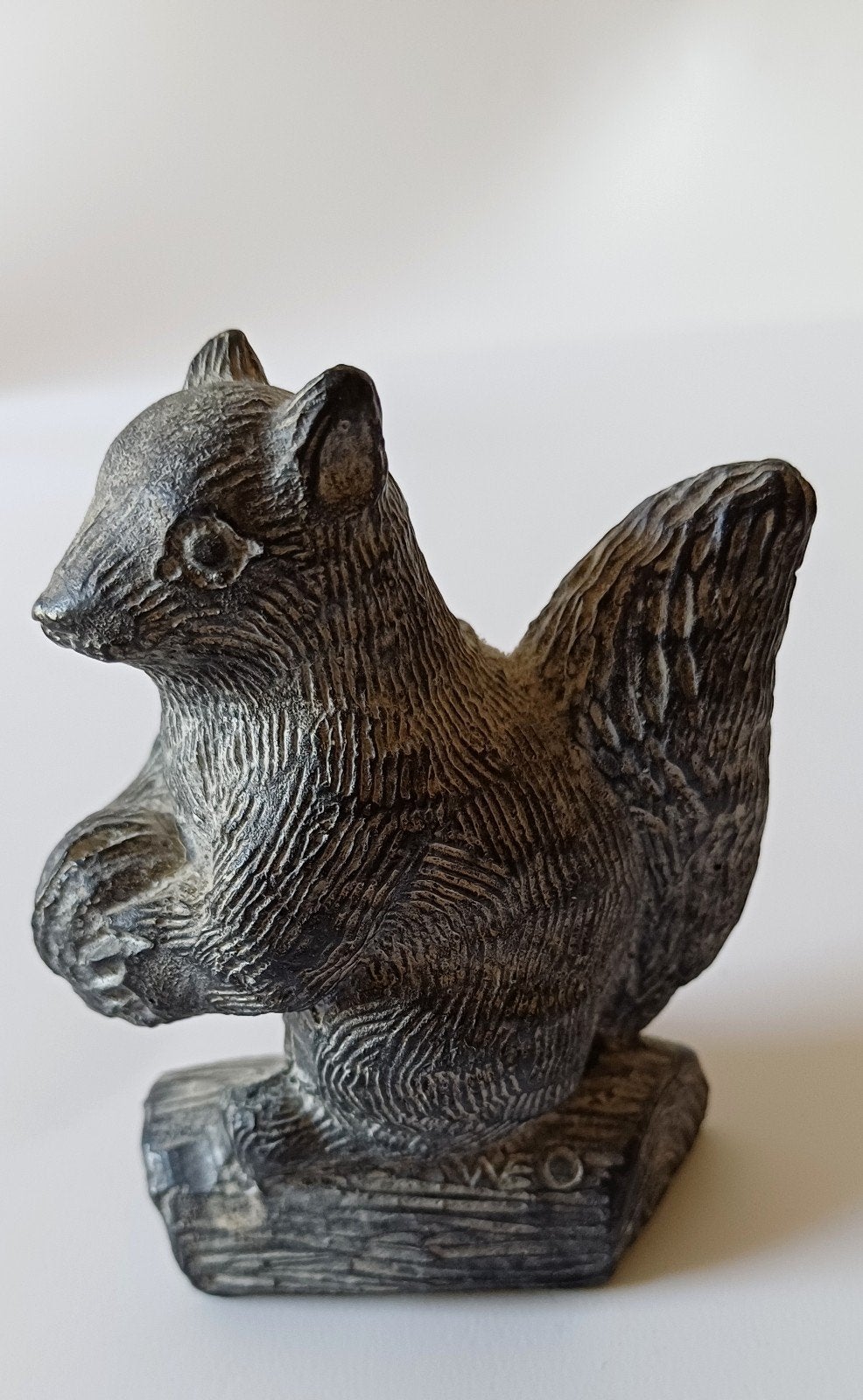 Wolf Sculptures Eekhoorn Beeldje - Handgemaakt in Canada, Minder dan 20 cm, Verzenden, Zoogdier, Steen of Keramiek