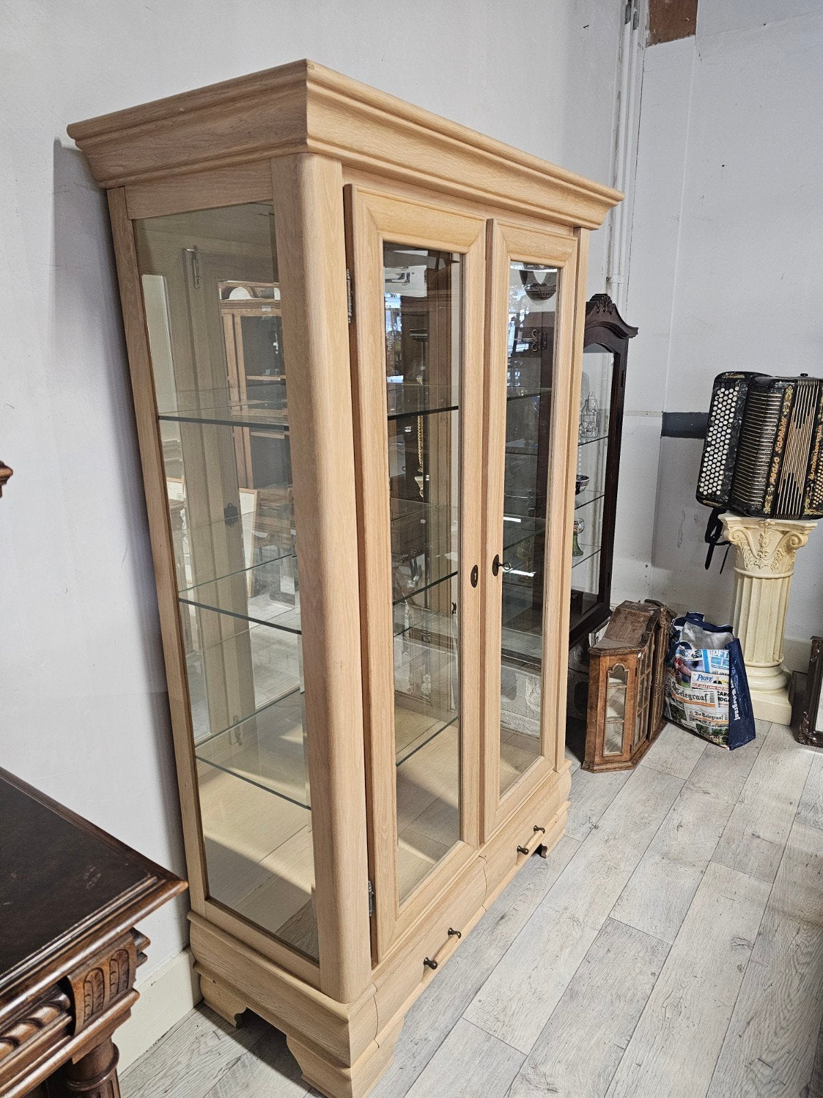 Eiken Vitrinekast met Glazen Planken en Verlichting, Glas, Onbekend@voorbeeld.com, Onbekend, Ophalen of Verzenden