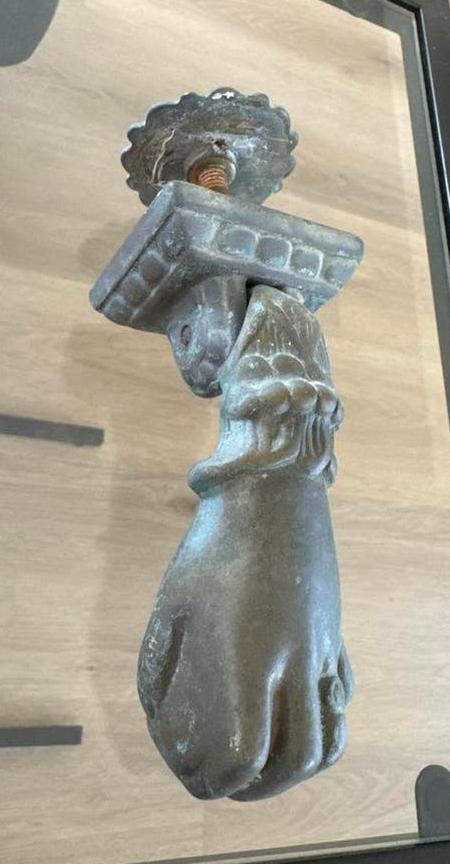 Antieke deurklopper in de vorm van een hand, Ophalen, Gebruikt