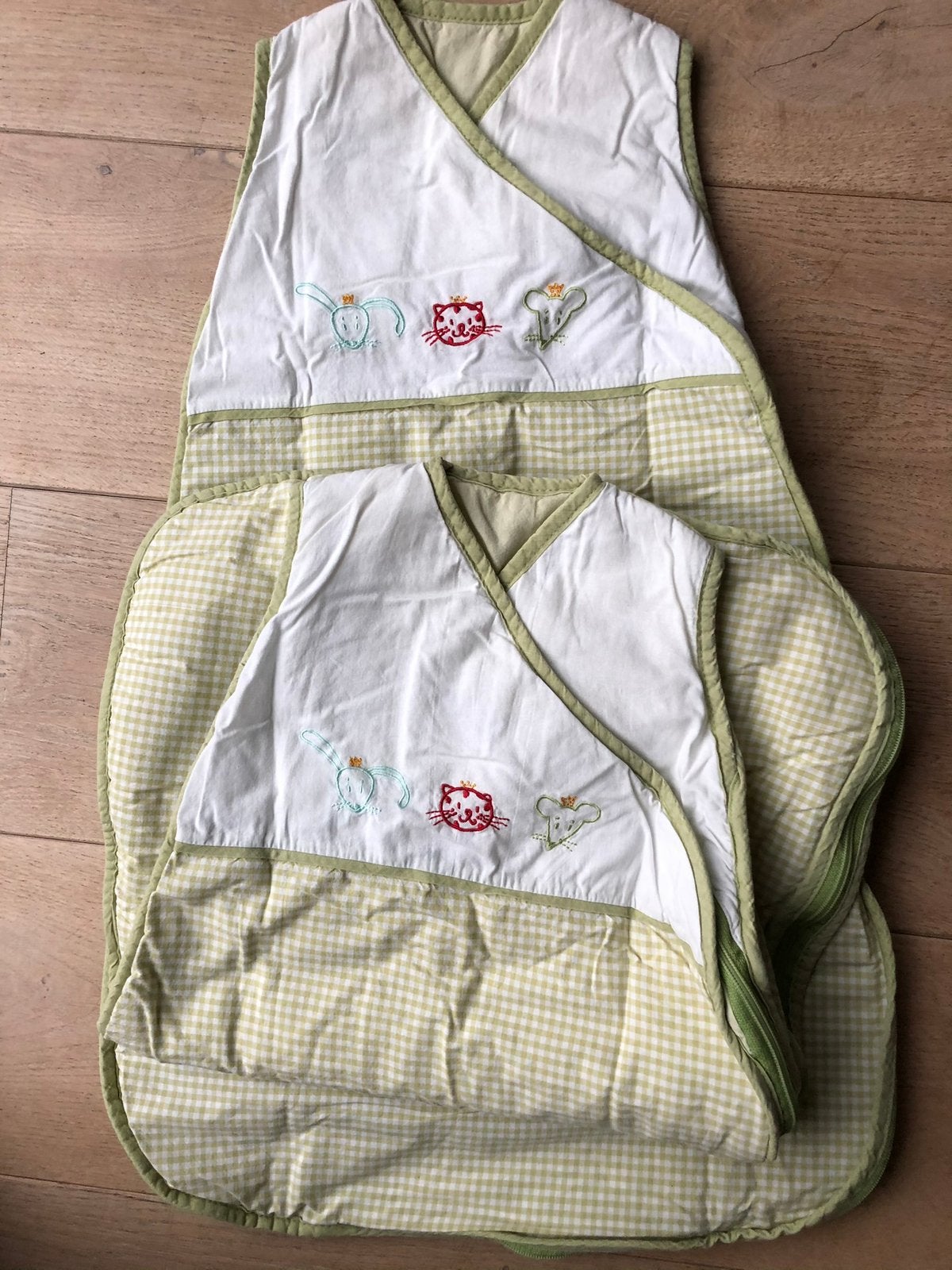 2 Babyslaapzakken, 0-6 maanden (ook p/stuk te koop!), Geborduurd, Zo goed als nieuw, Meerkleurig, Slaapzak