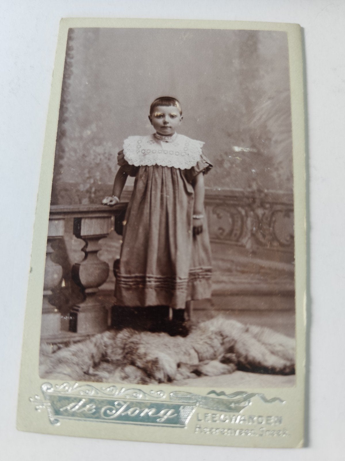Cdv  van kind in jurk, studio De Jong Leeuwarden, Ophalen of Verzenden, Voor 1940, Gebruikt, Kind