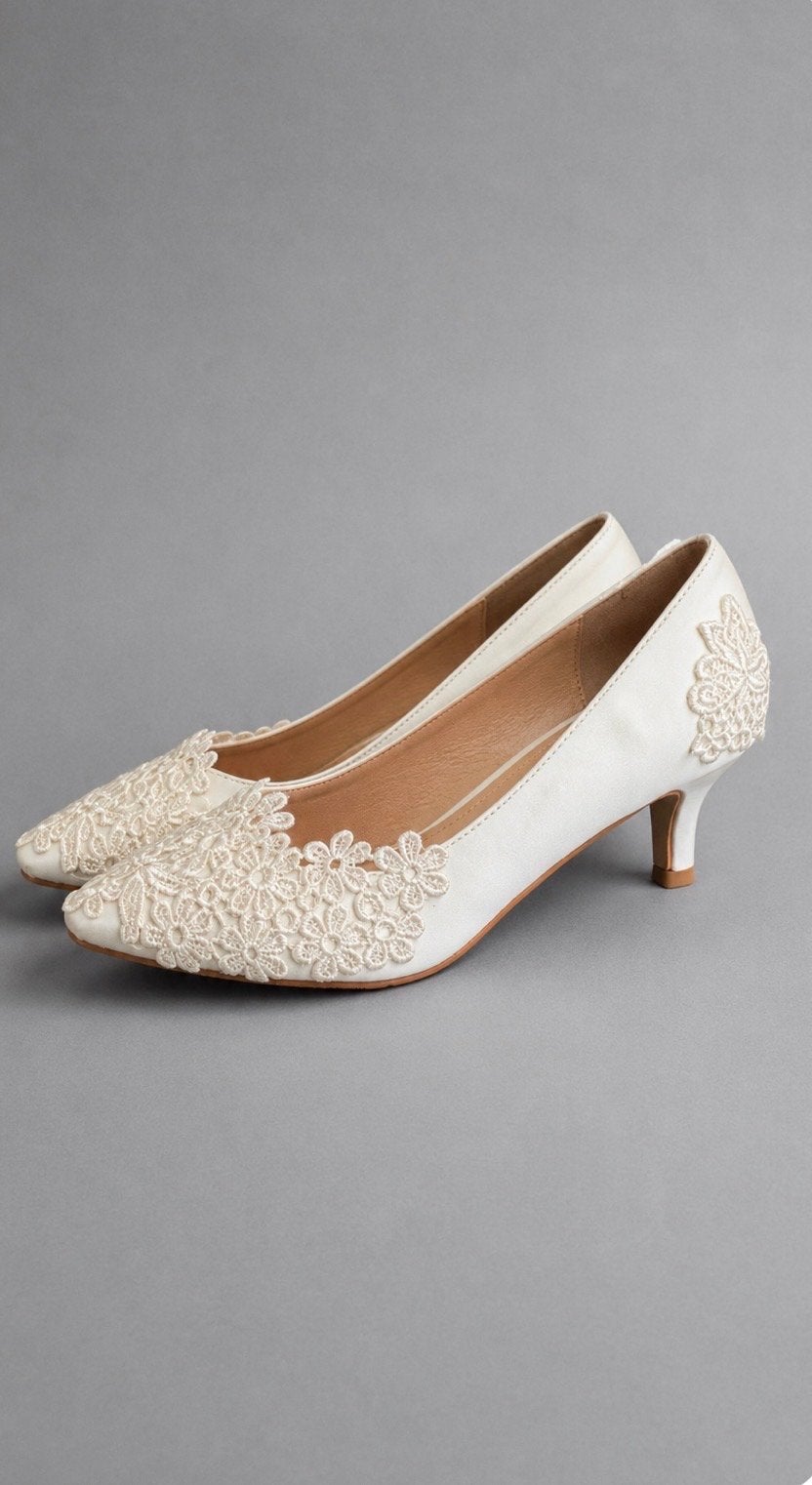 Elegante Witte Pumps met Kant - Perfect voor Bruiloften, Ophalen, Nieuw, Wit, Pumps