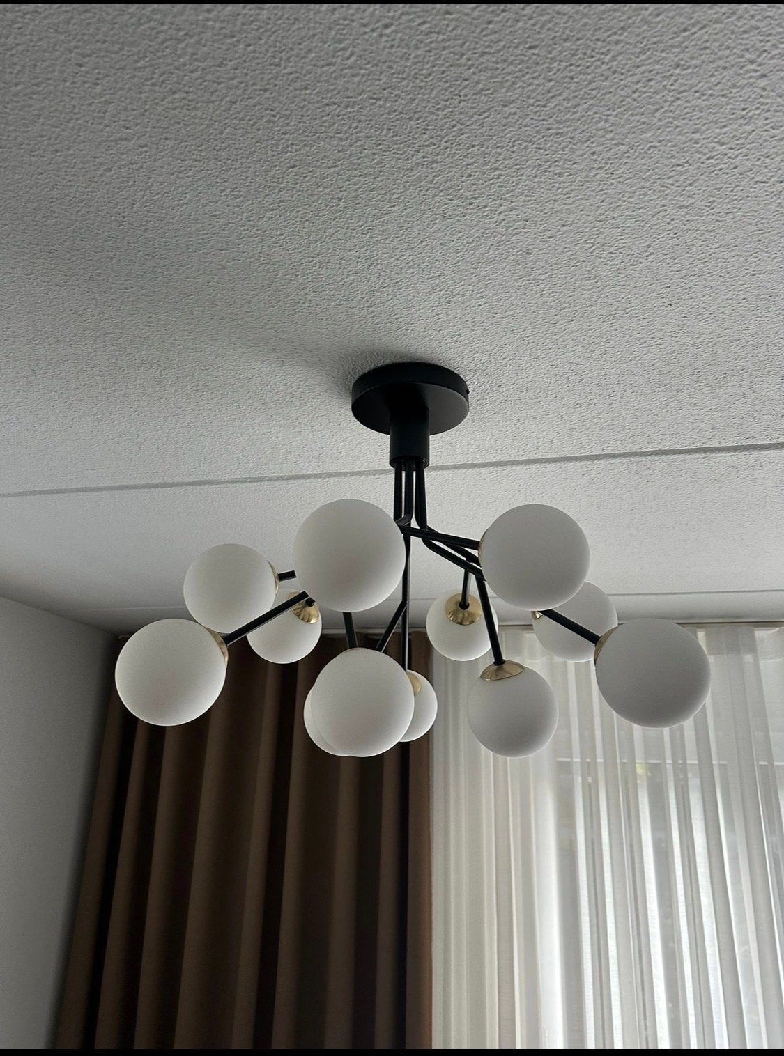 Moderne plafondlamp met 9 melkwitte glazen bollen, Ophalen of Verzenden, Zo goed als nieuw, Glas, E14 (klein)