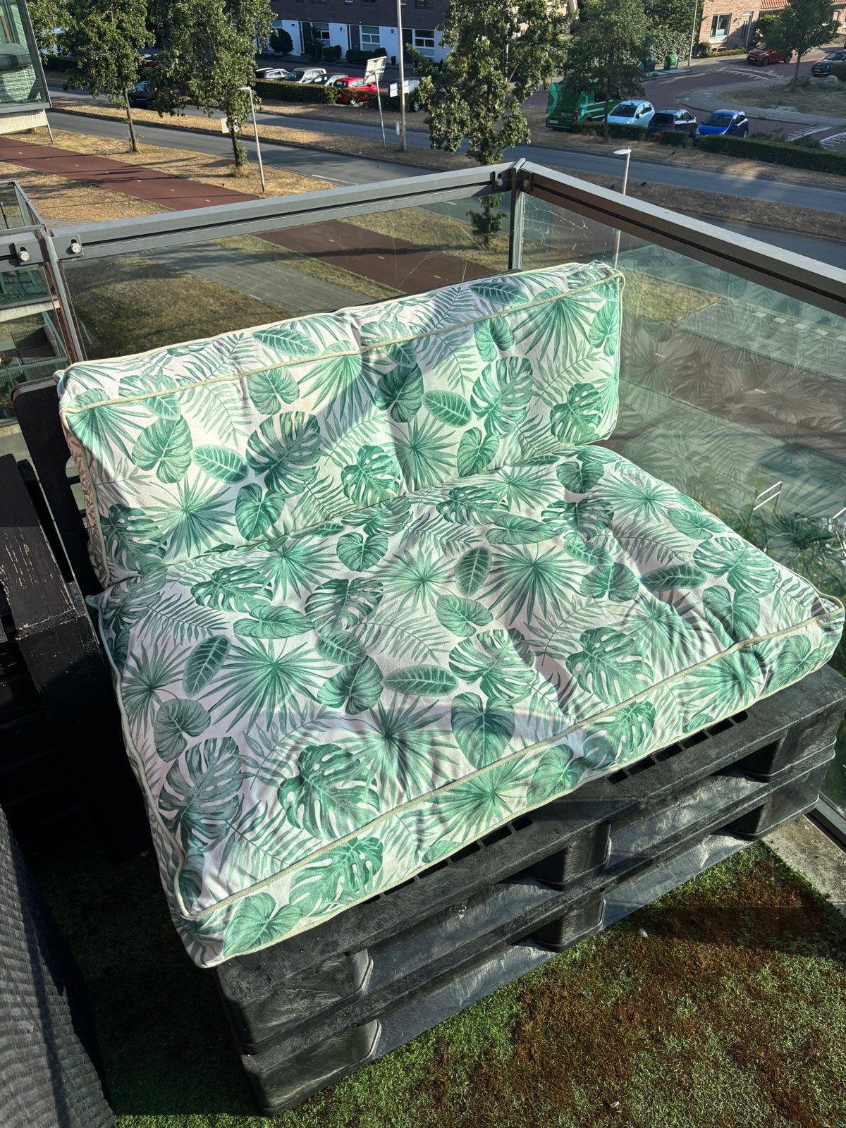 Loungebank van plastic pallets met kussens, Ophalen, Gebruikt, Overige materialen