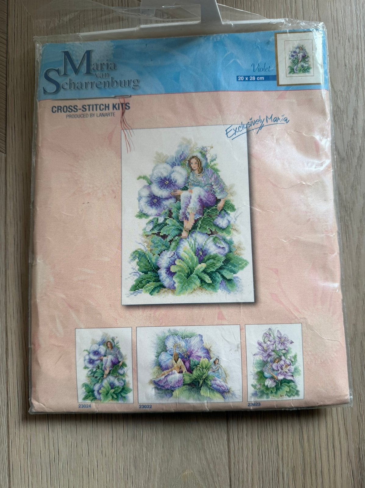 Borduurpakket van Maria van Scharrenburg, genaamd "Violet", Ophalen of Verzenden, Zo goed als nieuw, Handborduren, Borduurpakket