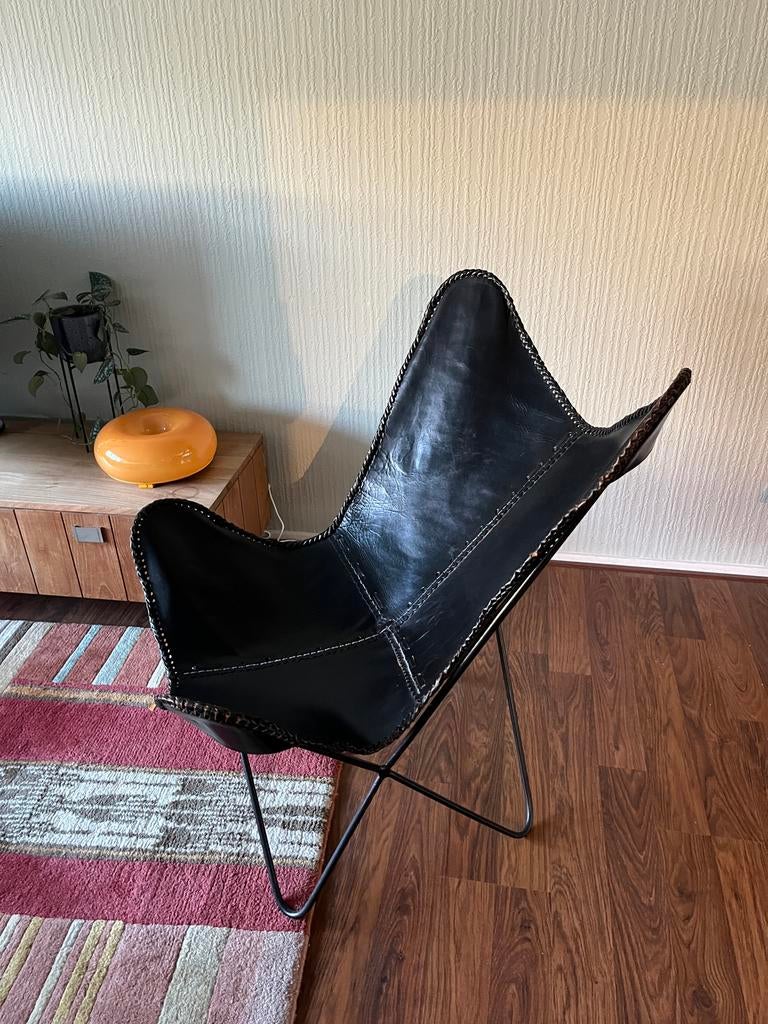 Zwarte leren vlinderstoel, vintage stijl, Huis en Inrichting, Stoelen, Ophalen, Gebruikt, Zwart, Leer