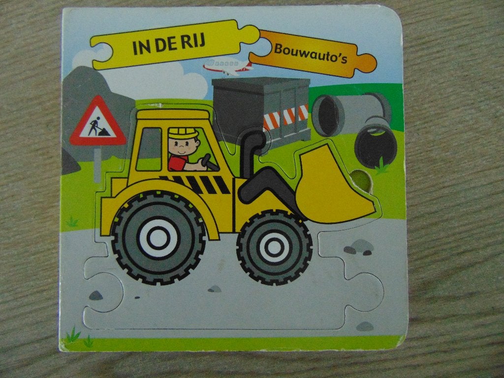 In de rij Bouwauto's - kartonnen boekje met puzzelstukken, Ophalen of Verzenden, Zo goed als nieuw, Bee Books, 1 tot 2 jaar