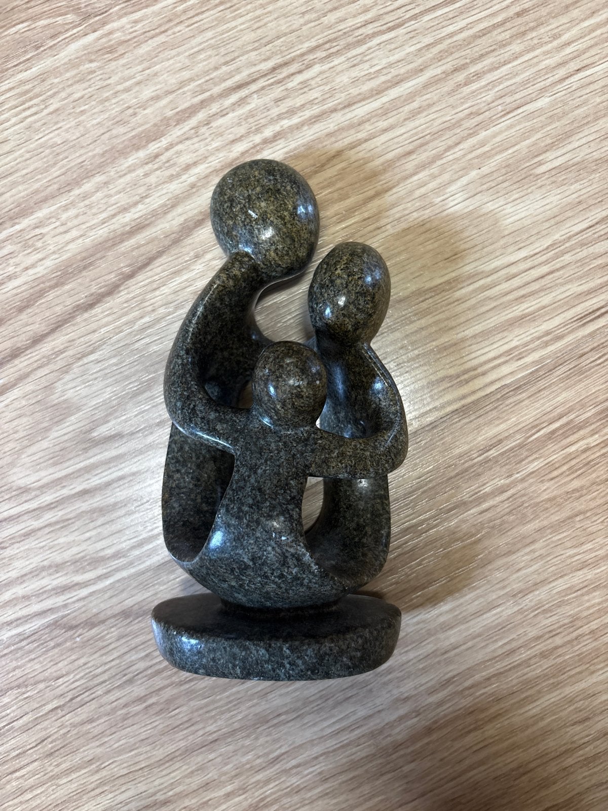 Familiebeeldje van speksteen - Liefdevolle omhelzing, Antiek en Kunst, Kunst | Beelden en Houtsnijwerken, Ophalen, Groep mensen
