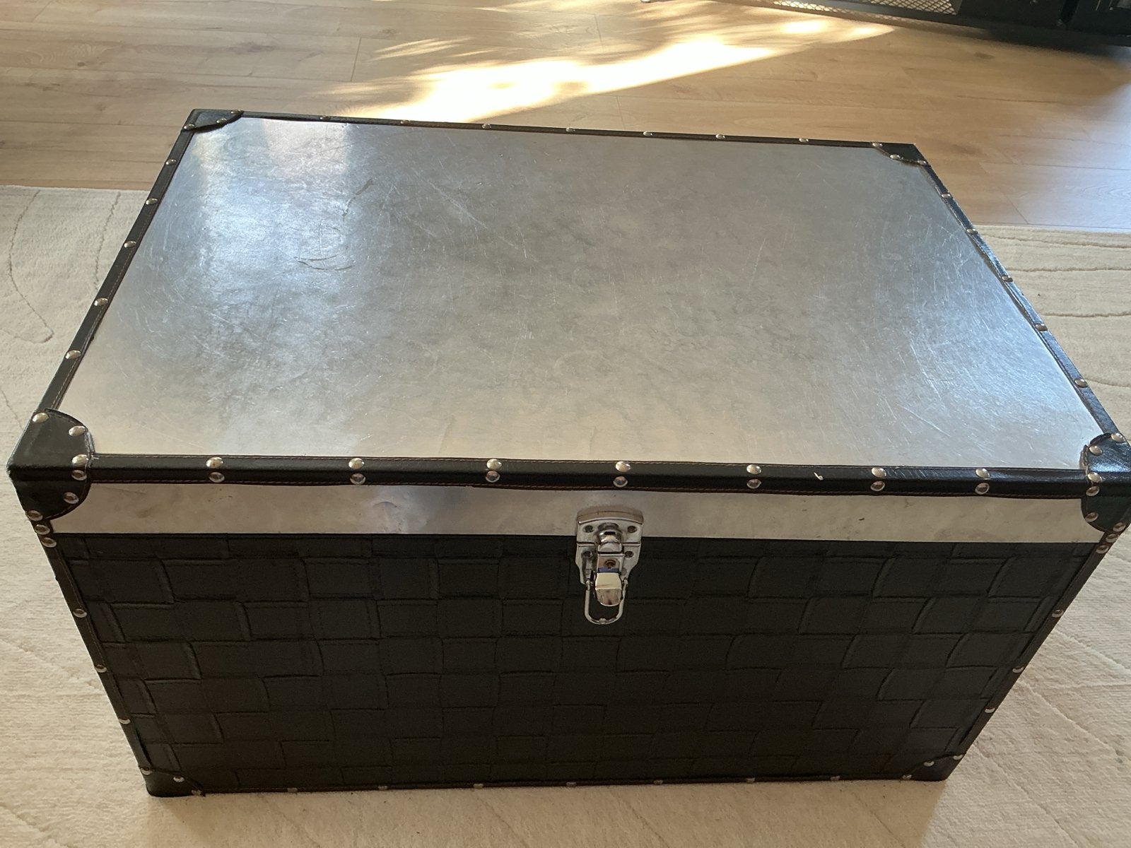 Zwarte opbergkist / salontafel met metalen accenten, Huis en Inrichting, Ophalen, 50 – 75, 50 tot 100 cm, Zo goed als nieuw
