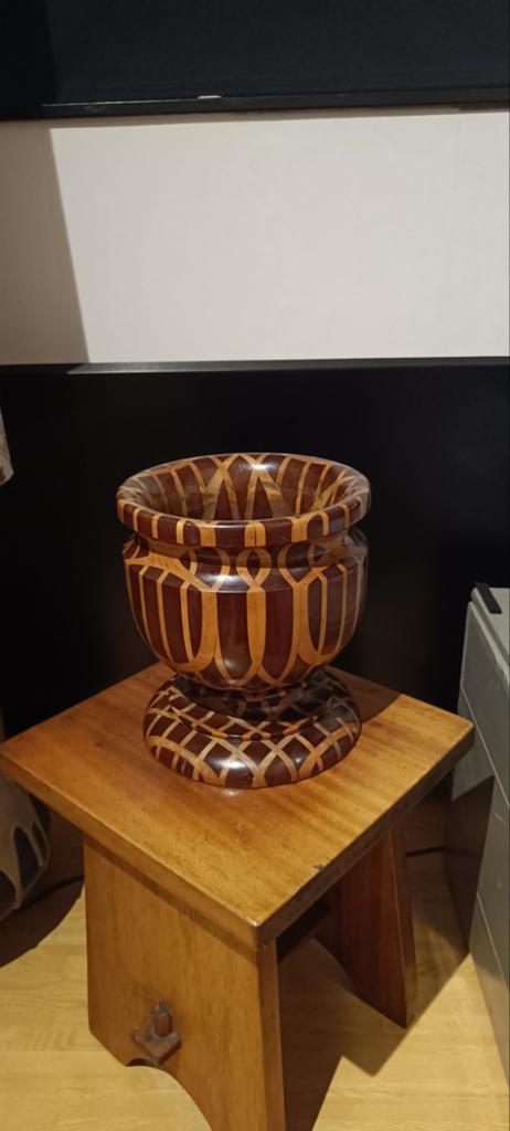 Decoratieve pot van ingelegd hout, Ophalen