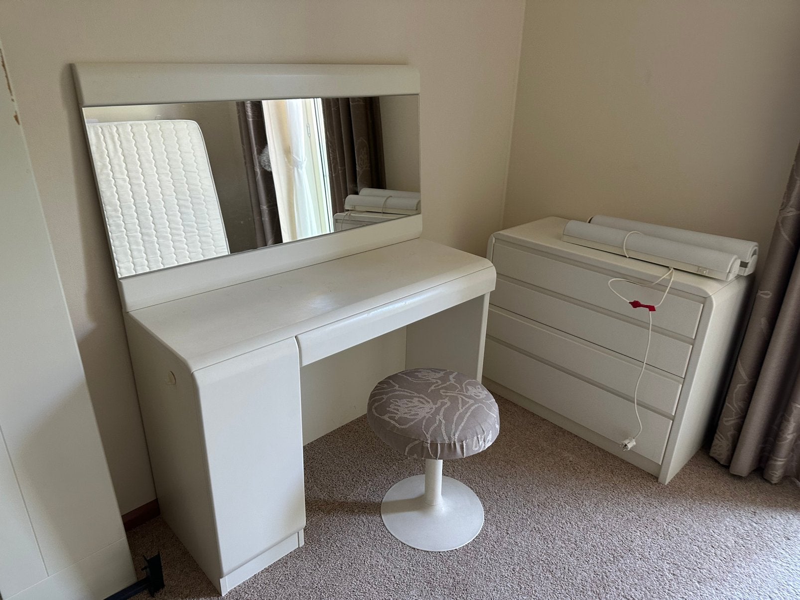 Slaapkamer kast, bed, kstjes klein en groot, toilet tafel, Ophalen, Wit, 140 cm, Twijfelaar