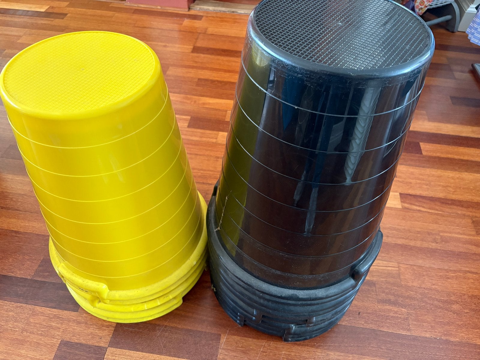 Stapelbare krukken/bucket drums (5 geel, 9 zwart), Huis en Inrichting, Ophalen, Gebruikt, Kunststof