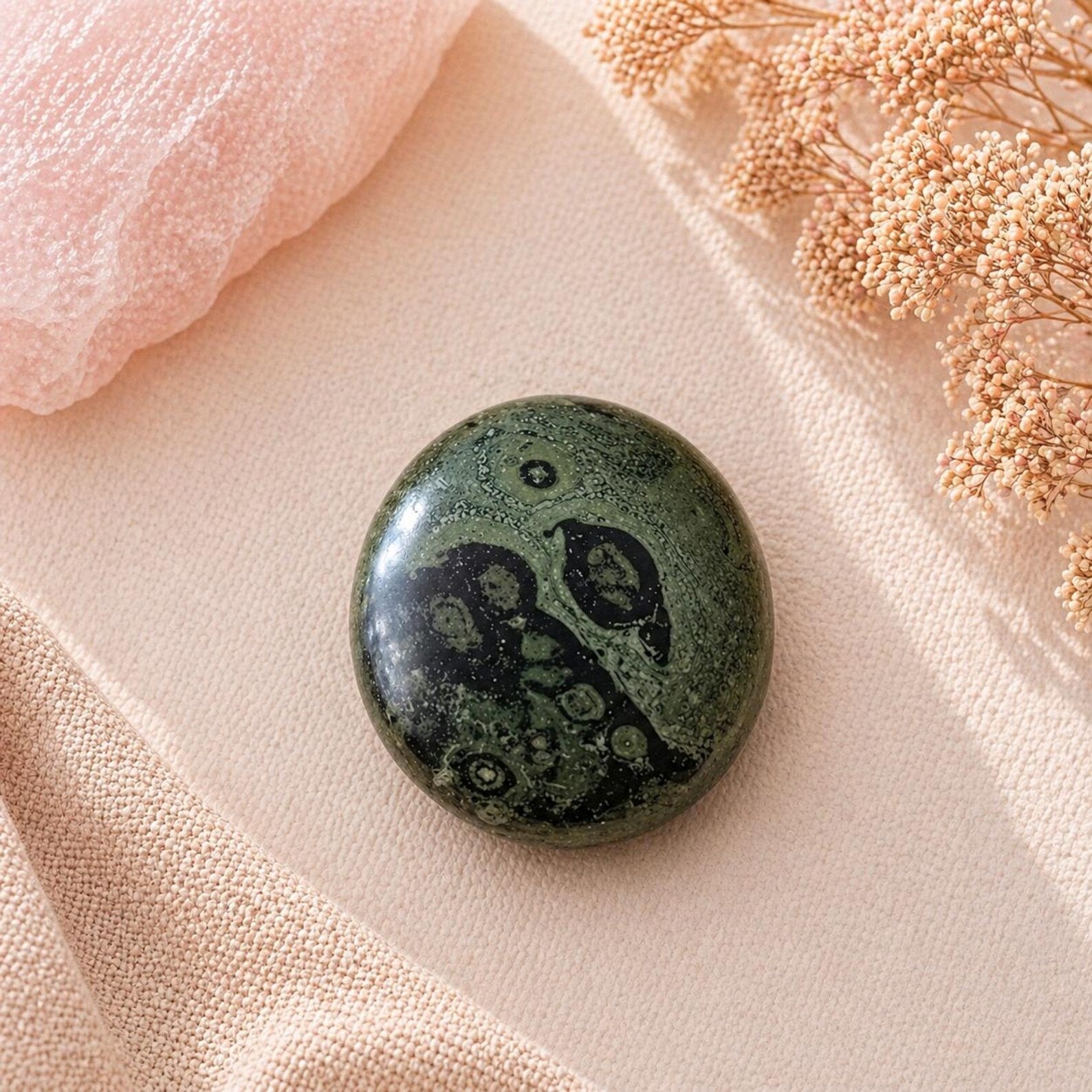 Kambaba Jaspis handsteen - Unieke groene edelsteen, Sieraden, Tassen en Uiterlijk, Edelstenen, Nieuw, Ophalen of Verzenden