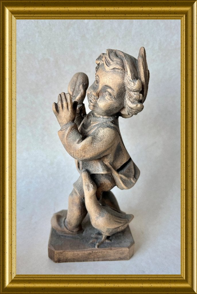 Oud houtsnijwerk beeldje: jongen met gans, Antiek en Kunst, Kunst | Beelden en Houtsnijwerken, Minder dan 20 cm, Ophalen of Verzenden