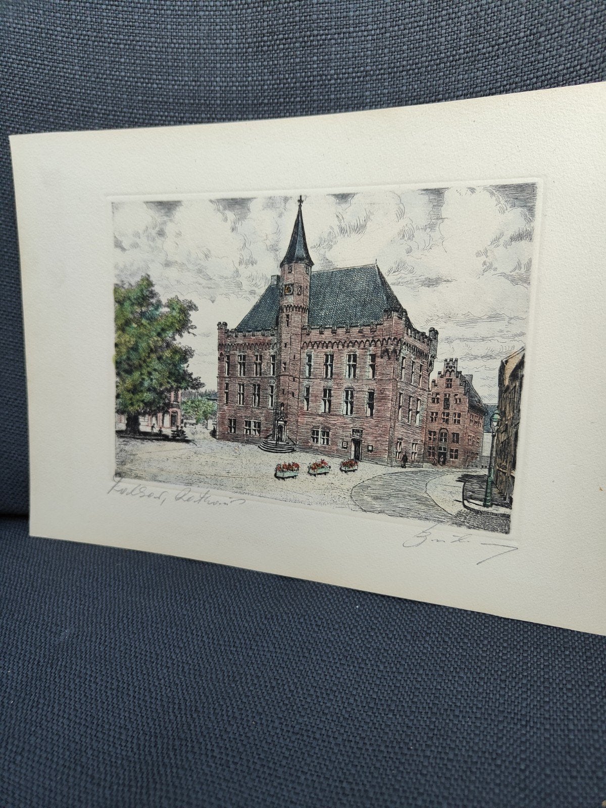 Kleurrijke ets van een raadhuis, gesigneerd, Antiek en Kunst, Kunst | Etsen en Gravures, Handgekleurd, Architectuur, Ophalen of Verzenden