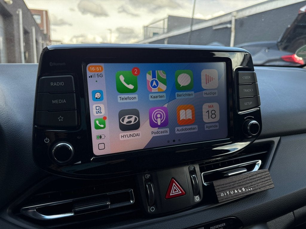 Hyundai I30 1.0 T-GDi MHEV|Carplay|Camera|Stoel/Stuur Verwar, Auto's, Hyundai, Stof, Gebruikt, Hybride Elektrisch/Benzine, 3 cilinders